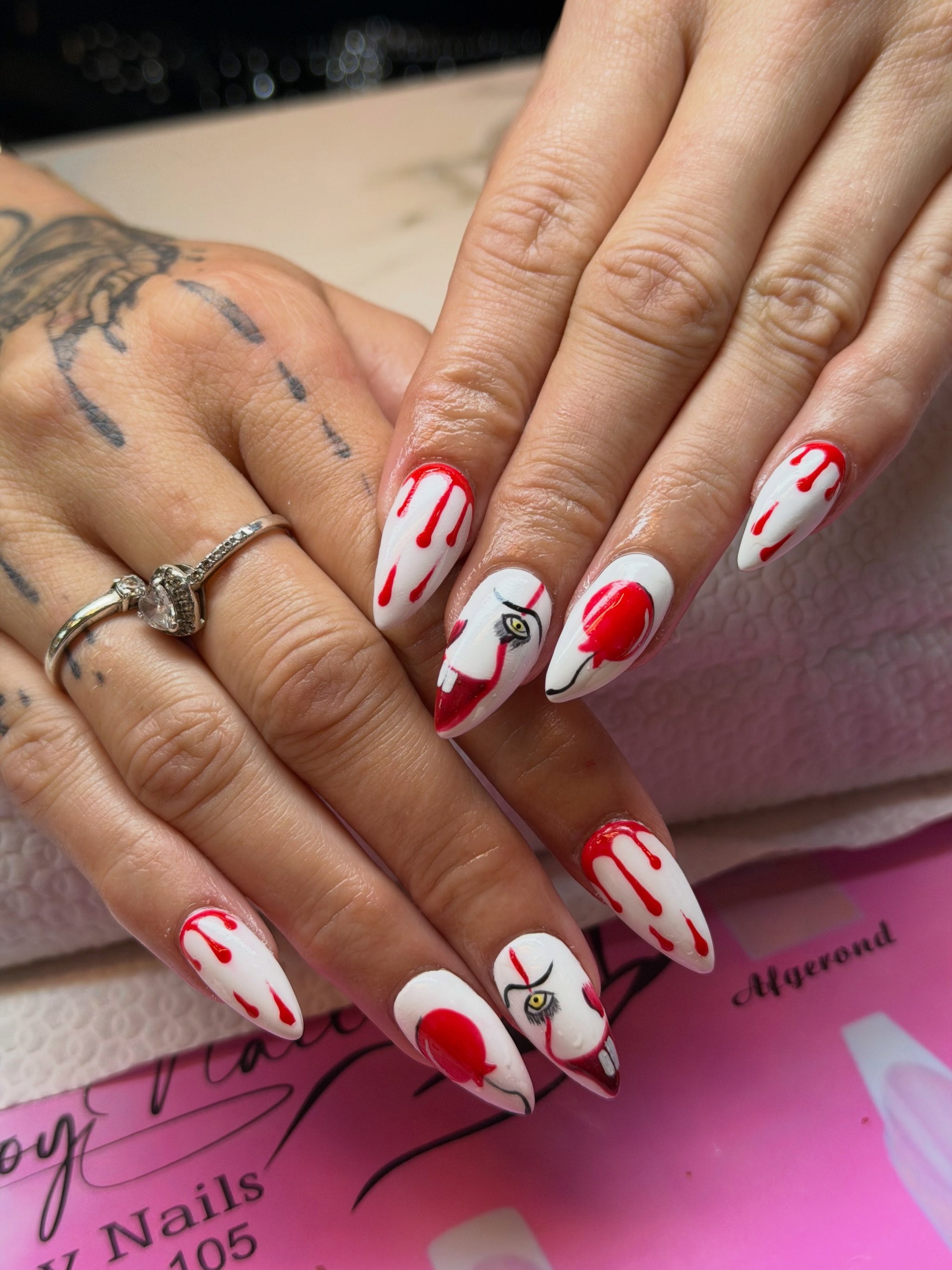 Witte almond nagels met rode druppels en rode ballonnen