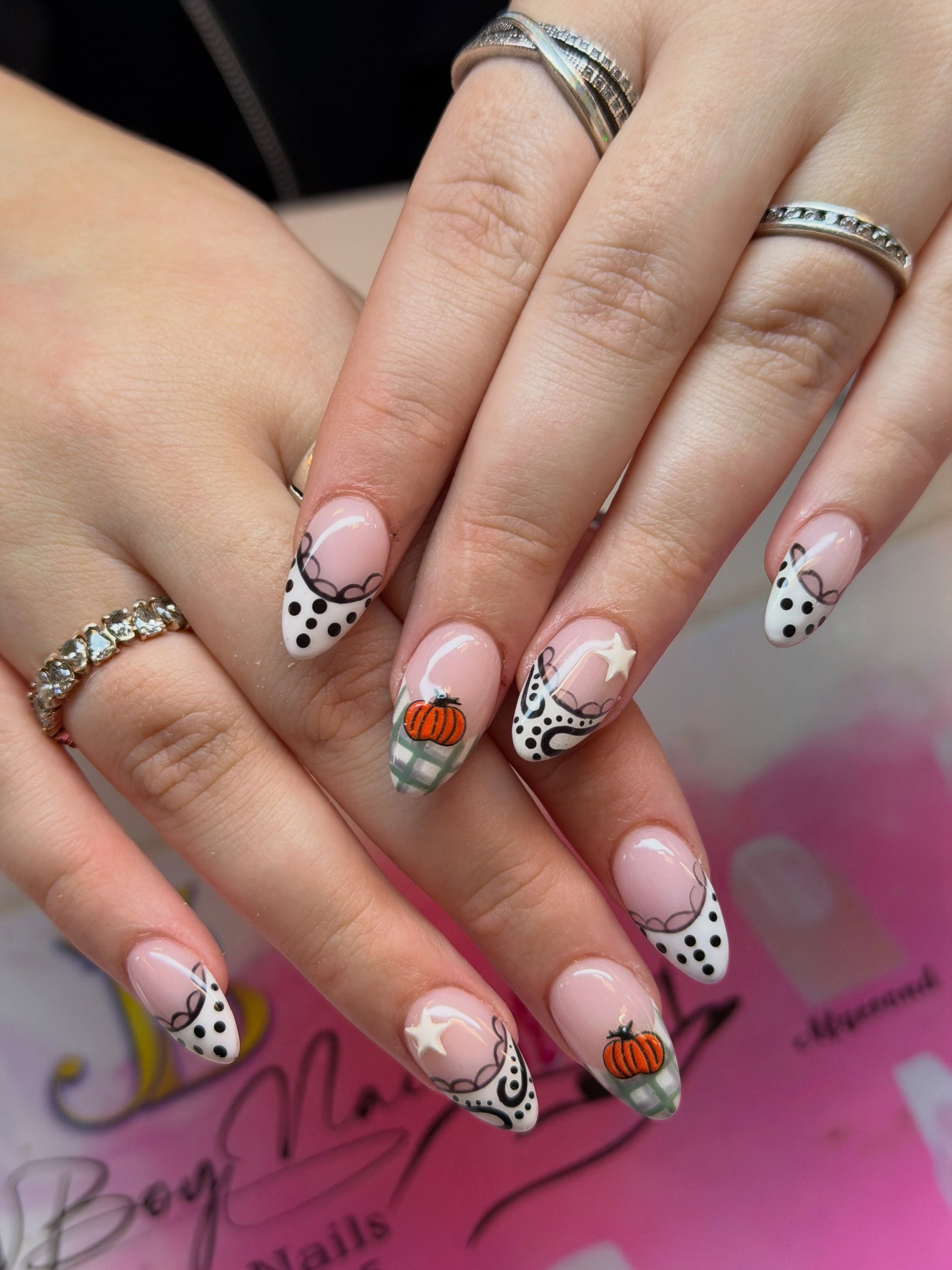 Nagels met zwarte stippen, spinnenwebjes en kleine pompoenen