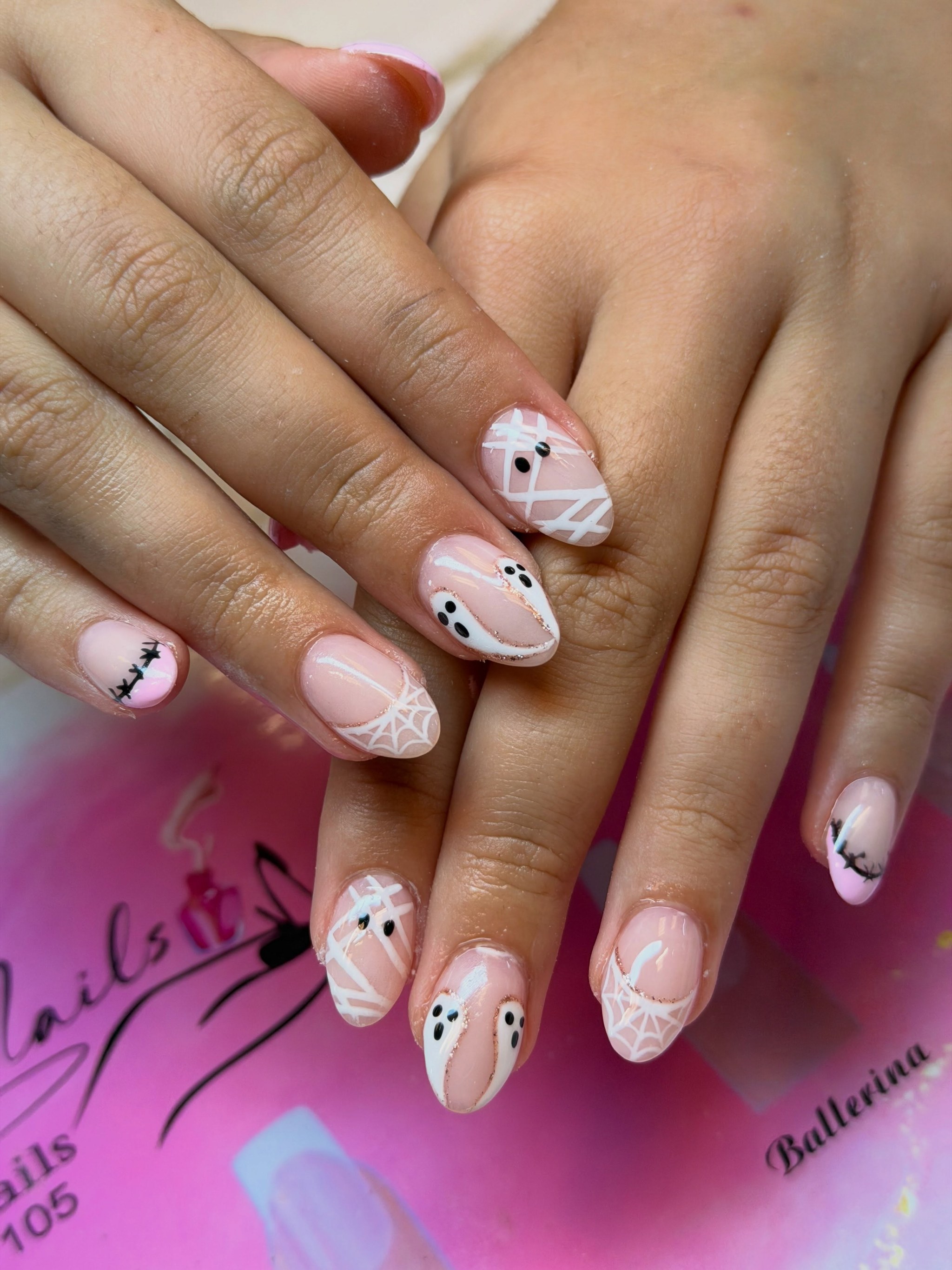 Roze en witte nagels met spookjes en spinnenwebben