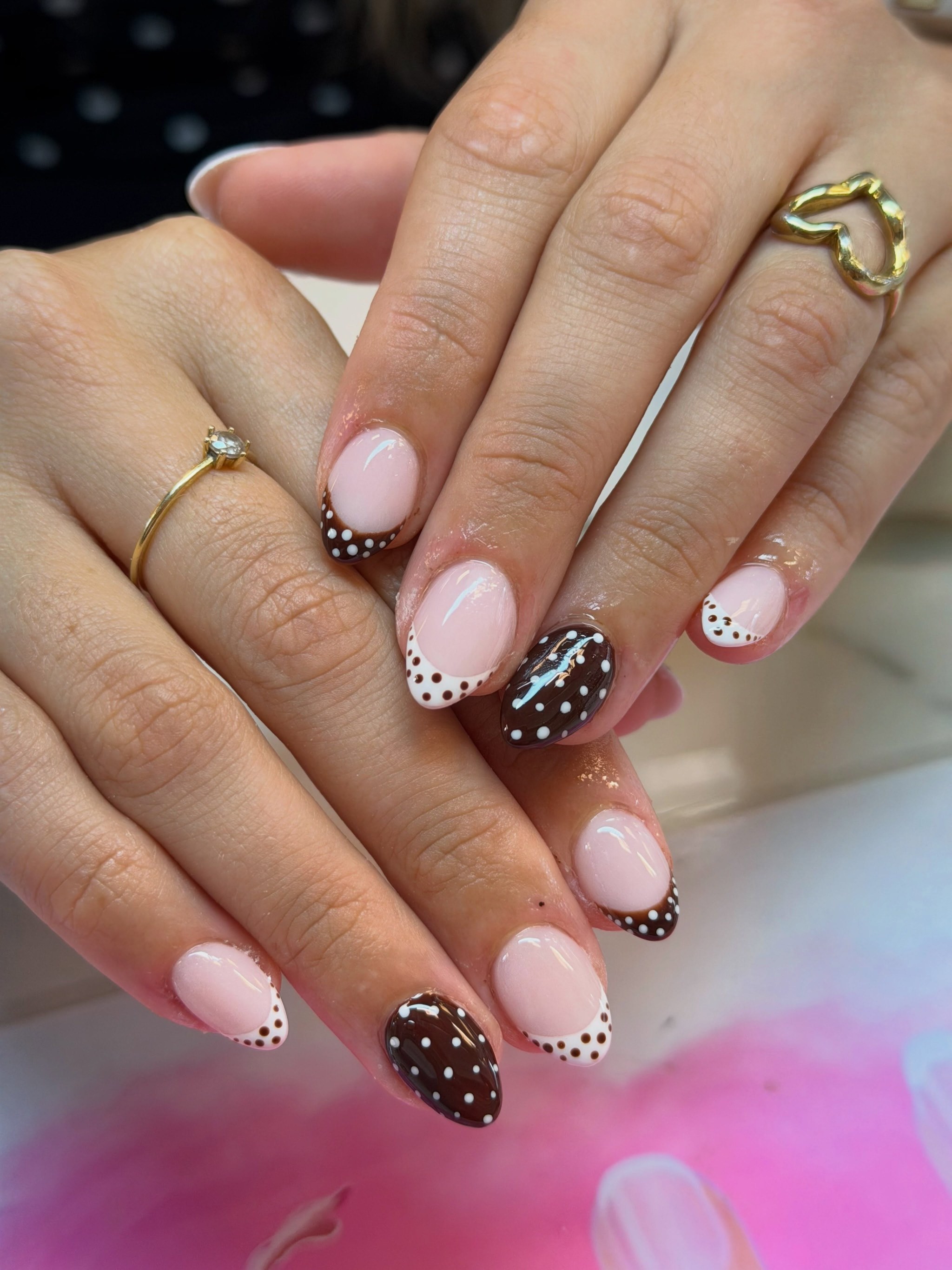 Korte nagels met een french van zwarte en witte stippen